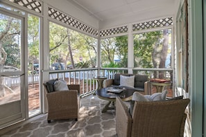 Terrace/patio - 30A Beach Cottage - Steps to Beach, Newly Remodeled Bathrooms (Santa Rosa Beach)