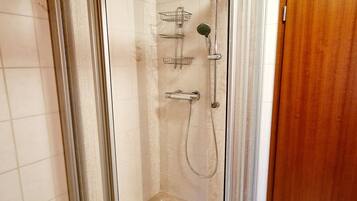 Dusche, Haartrockner, Handtücher, Seife
