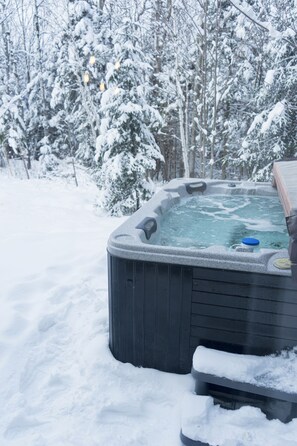 Outdoor spa tub - Chalet Ullaakut(spa and wood-burning stove) (Saint-Philémon)