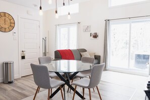 Dining - Chalet Ullaakut(spa and wood-burning stove) (Saint-Philémon)
