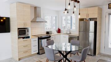 KjĂžleskap, mikrobĂžlgeovn, kokeplater og oppvaskmaskin