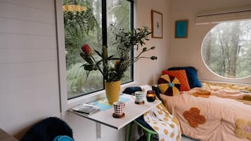 1 bedroom, bed sheets