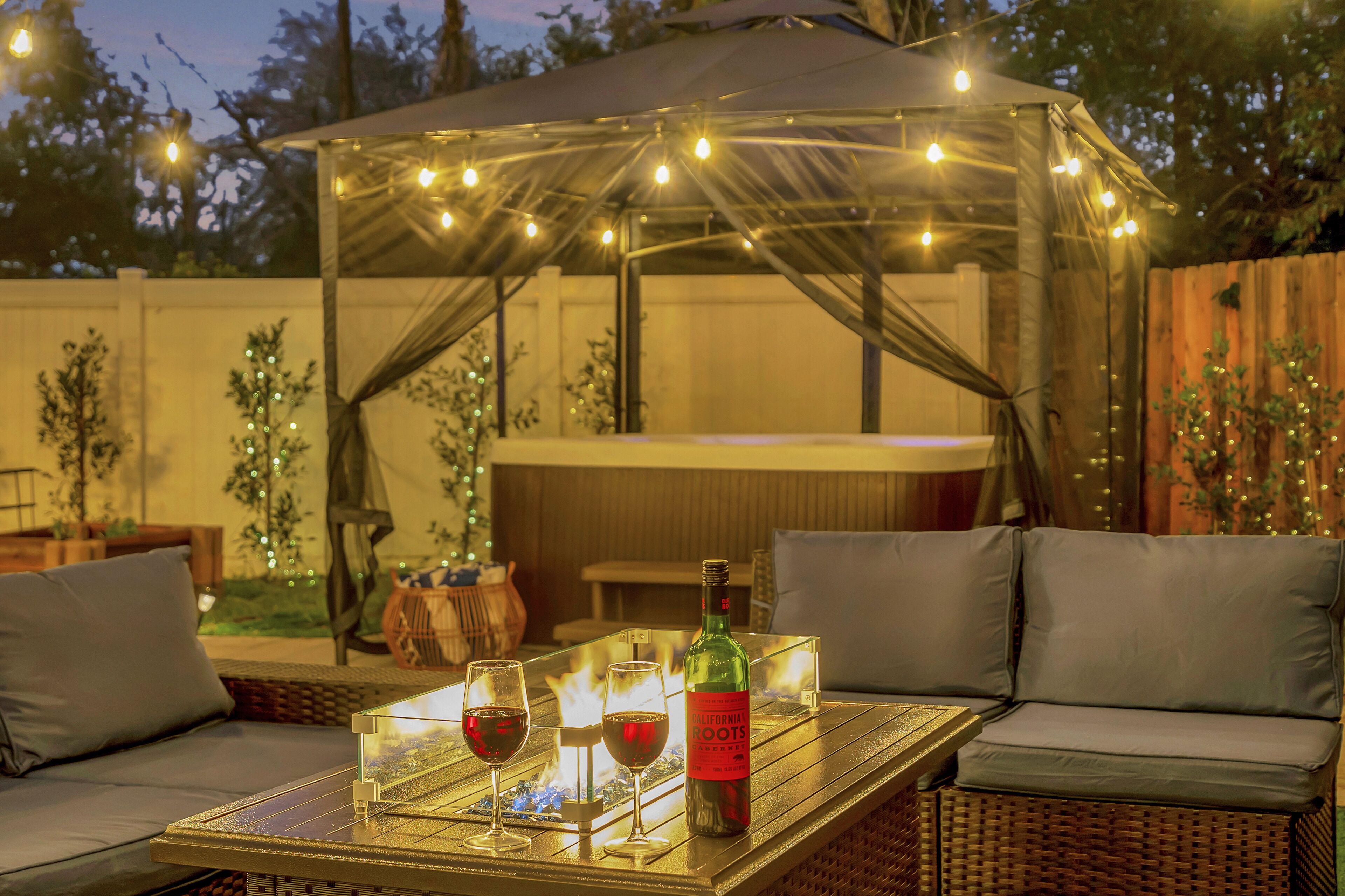 Hot tub\/Firepit\/Arcades\/Centrally located in LA
