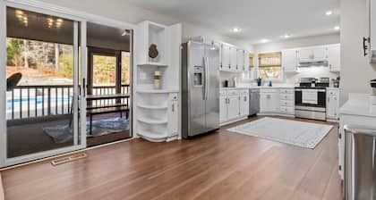Southern Pines Getaway w/Hot Tub, Fire Pit & Pool
