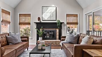 Smart-tv, böcker och kontor