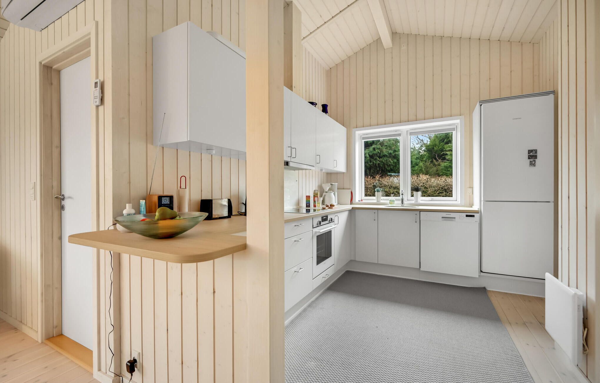 Frigorífico, placa de cocina, lavavajillas y cafetera o tetera