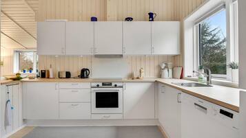 Køleskab, kogeplade, opvaskemaskine, kaffe-/temaskine