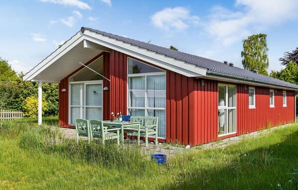 Outdoor dining - Nice home in Beder with kitchen (Beder)