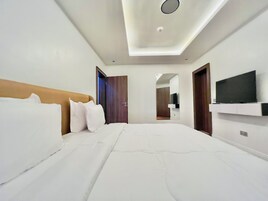 Executive Apartment | Premium bedding, desk, laptop workspace, soundproofing