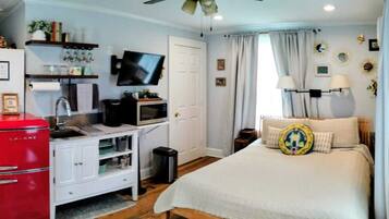 1 bedroom, desk, iron/ironing board, WiFi (free)