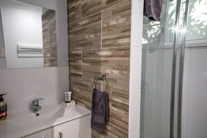 Een douche, een haardroger, handdoeken, zeep