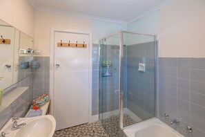 Dusche, Haartrockner, Handtücher, Seife