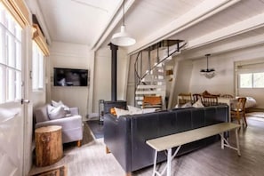 Smart TV, chimenea, libros y estéreo