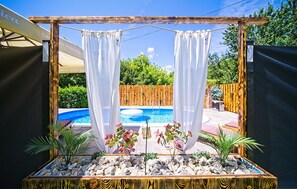 حمّام سباحة خارجي، مقاعد للتشمس