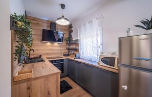 Kühlschrank, Mikrowelle, Ofen, Herdplatte