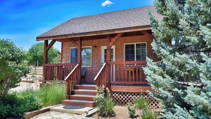 Exterior - White Cliffs are Truly a Glorious Sight -Pool -Hot Tub-Breakfast-Farm-Zion/Bryce (Mount Carmel)