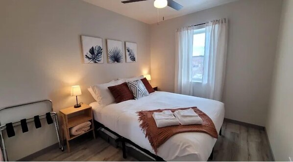 2 bedrooms, travel crib, free WiFi, bed sheets - Bison Loft in Downtown Custer, Sleeps 4 (Custer)