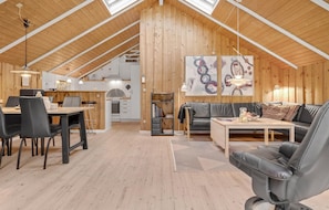 TV, fireplace - Awesome home in Oksbøl with WiFi (Oksbøl)