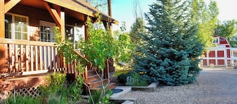 Cabin on the Farm -Pool - Hot Tub -Breakfast -Quiet Side of Zion -Near Bryce NP