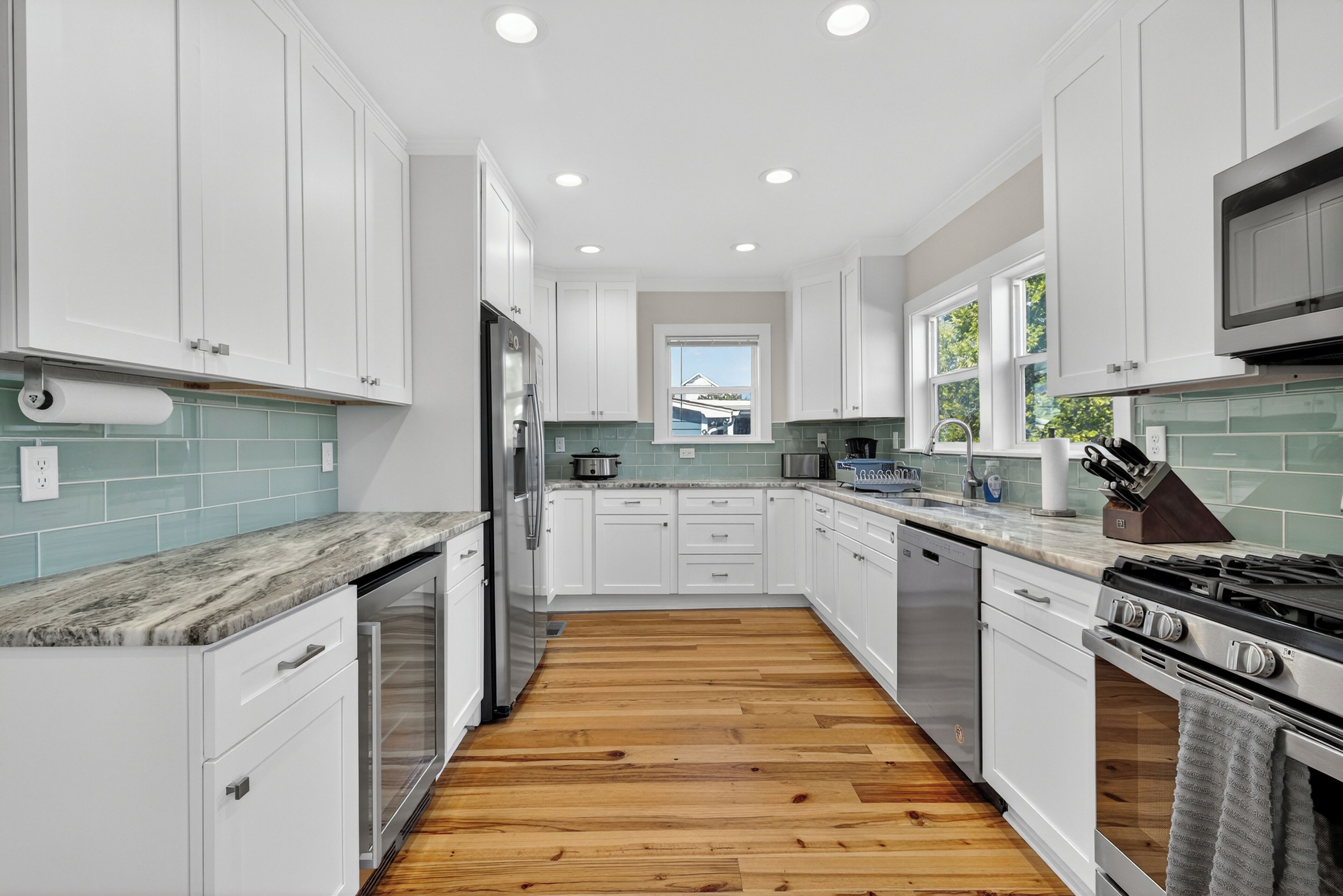 Refrigerador, microondas, horno y parrilla de estufa 