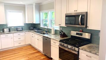 KylskÄp, mikrovÄgsugn, ugn och spishÀll