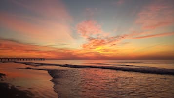 NĂ€ra stranden, solstolar och strandhanddukar
