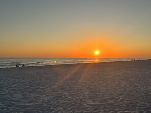 Playa en los alrededores, camastros y toallas de playa 