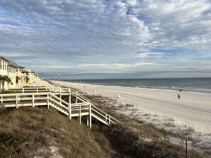 Plage à proximité, chaise longue, serviettes de plage