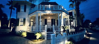 September Discounts now live! 20 second walk to Beach walkover. Gulf views!