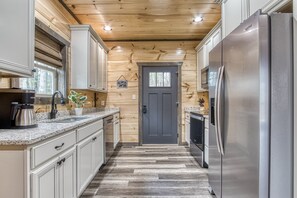 Kjøleskap, mikrobølgeovn, ovn og kokeplater