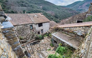 ا لمنطقة المحيطة بالمنشأة