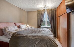 6 bedrooms, iron/ironing board, travel crib, free WiFi - Lovely home in ålbæk with kitchen (Ålbæk)