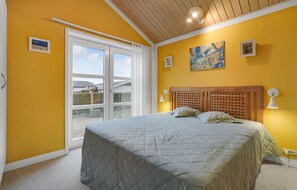 4 bedrooms, travel crib, free WiFi