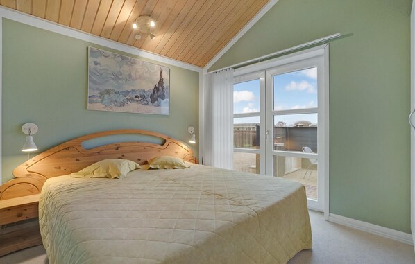 4 bedrooms, travel crib, free WiFi