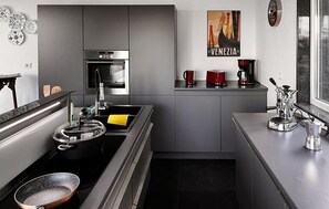 Refrigerador, lavavajillas, cafetera y tetera y utensilios de cocina 
