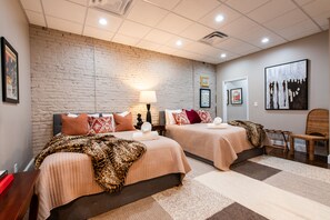 6 bedrooms, iron/ironing board, travel cot, free WiFi - YOUR URBAN OASIS - Paristown, Downtown, Highlands, NULU - brand new!! (Louisville)