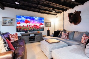 Smart TV - YOUR URBAN OASIS - Paristown, Downtown, Highlands, NULU - brand new!! (Louisville)