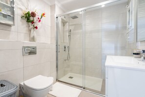 Een douche, een haardroger, handdoeken