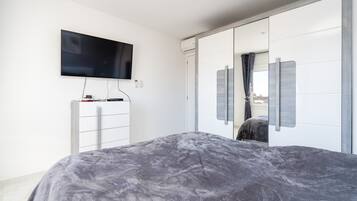 2 slaapkamers, een strijkplank/strijkijzer, gratis wifi, beddengoed