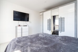 2 bedrooms, iron/ironing board, free WiFi, bed sheets