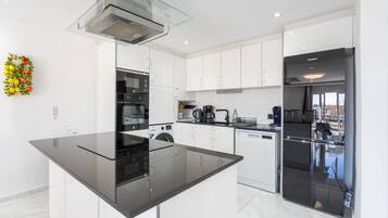 Een koelkast, een magnetron, een oven, een vaatwasser