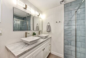 Dusj, hårføner, håndklær og såpe