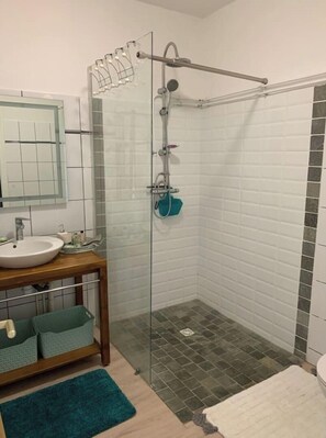 Shower, hair dryer, towels, soap - Welcome to the heart of my island (Schoelcher)