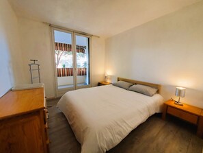 1 slaapkamer, een strijkplank/strijkijzer, gratis wifi, beddengoed