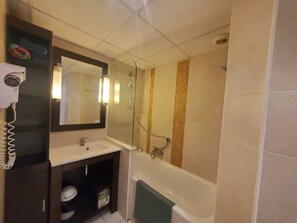 Badewanne, Haartrockner, Handtücher