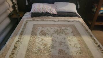 1 bedroom, bed sheets