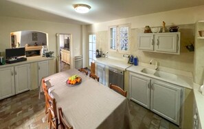 Jääkaappi, astianpesukone, kahvin-/teenkeitin