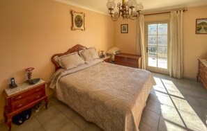 4 bedrooms, free WiFi - Nice home in La Roque-sur-Pernes (La Roque-sur-Pernes)
