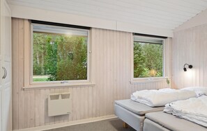 2 bedrooms, travel cot, free WiFi - Stunning home in Fårvang with WiFi (Fårvang)