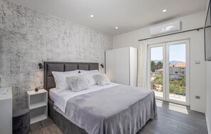 5 bedrooms, travel cot, free WiFi, bed sheets